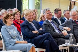 Koning Willem-Alexander opent groene waterstofproductiestation Hysolar